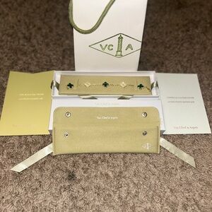 Van Cleef & Arpels 18k Gold And Green Malachite 5-Flower Bracelet